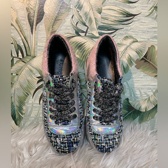 CHANEL tweed sneakers - Picture 2 of 15